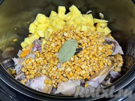 Выложить подготовленный горох, лавровый лист и перец горошком. 