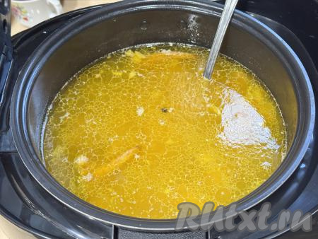 Закрыть крышку мультиварки, выставить режим "Суп" на 1 час. Готовить гороховый суп с копчёной курицей до звукового сигнала, сообщающего об окончании режима.