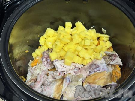 В чашу с обжаренными овощами добавить копчёную курицу и нарезанную на средние кубики картошку. 