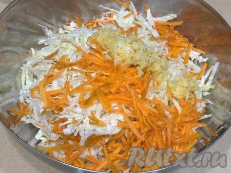 В миску с капустой добавить морковь и имбирь.