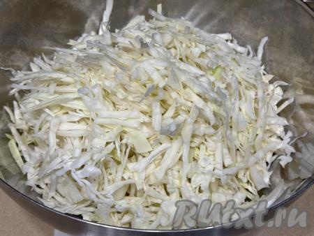 Белокочанную капусту вымыть, убирая верхние листья. Нарезать 1 килограмм капусты на тонкие полоски, выложить в глубокую миску. 