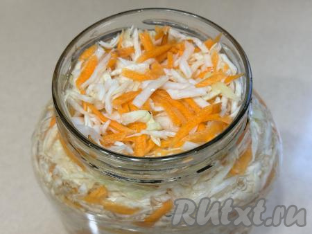 Влить в банку 200 миллилитров фильтрованной (или кипячёной комнатной температуры) воды, чтобы соль растворилась.