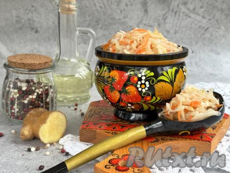 В общей сложности капуста обычно квасится 3 дня. По прошествии трёх дней капуста перестанет выделять сок, это будет означать, что она готова. Банку с капустой закрыть крышкой и примерно на сутки поставить в холодильник. А затем аппетитную, хрустящую, ароматную и очень вкусную капусту, квашеную с имбирём, выложить на тарелку, по желанию, дополнить нарезанным зелёным луком, заправить растительным маслом и в качестве закуски подать к столу. Хранить эту квашеную капусту нужно в холодильнике. 