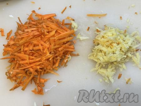 Морковь и корень имбиря очистить, затем натереть на крупной тёрке (при желании можно корень имбиря мелко нарезать).