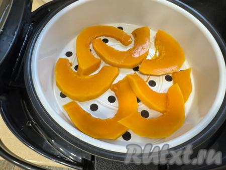 Для того чтобы проверить готовность тыквы, нужно её проколоть ножом (или вилкой), если тыква прокалывается легко, значит она готова. В зависимости от сорта тыквы, время приготовления может немного отличаться. Если по прошествии 15 минут тыква останется твердовата, увеличьте время приготовления на пару в мультиварке ещё на 5-10 минут.