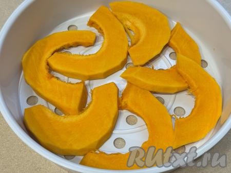 Выложить кусочки тыквы на поддон мультиварки для варки на пару. В чашу мультиварки налить 1 литр воды, выставить режим "На пару". Как только вода закипит, по звуковому сигналу установить поддон с тыквой в мультиварку, закрыть крышку. Готовить тыкву на пару в мультиварке примерно 15 минут (до готовности тыквы).