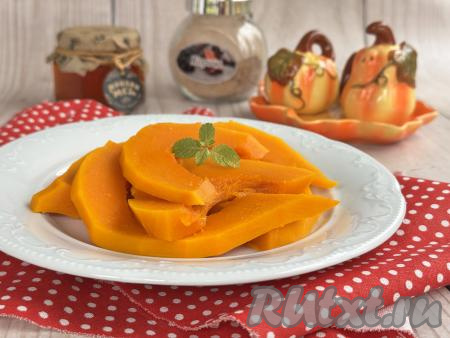 Переложить кусочки готовой тыквы на тарелку и подать к столу. Если вы будете подавать кусочки тыквы на гарнир, тогда можно их немного присолить. Если же вы будете подавать эти кусочки тыквы в качестве десерта, тогда можно полить их мёдом или присыпать сахаром с корицей. В любом случае тыква, приготовленная на пару в мультиварке, будет очень полезной и вкусной!