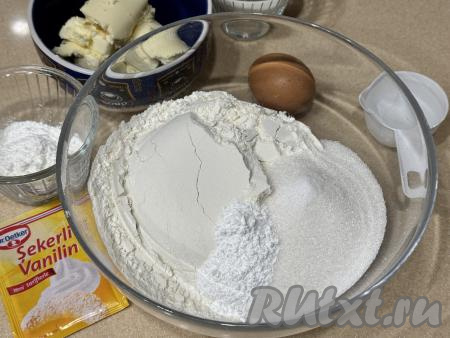 В глубокой миске соединить муку и сахар, добавить соль и разрыхлитель.