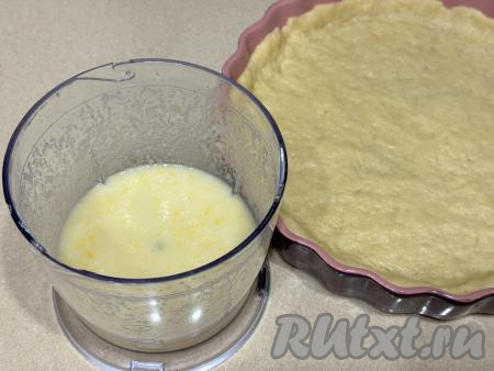 В измельчителе прокрутить лимонную начинку до однородности. Начинка получится жидкой. Если у вас нет измельчителя, тогда можно кусочки лимона, цедру, сахар и крахмал пюрировать погружным блендером до однородности.