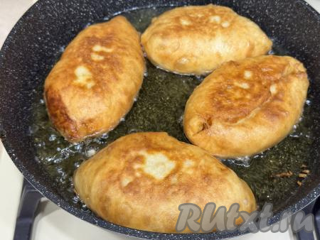 Жарить пирожки с квашеной капустой с двух сторон до золотистого цвета. Готовые пирожки со сковороды выкладывать на тарелку, застеленную бумажным полотенцем, чтобы убрать остатки масла. Постепенно пожарить все пирожки.