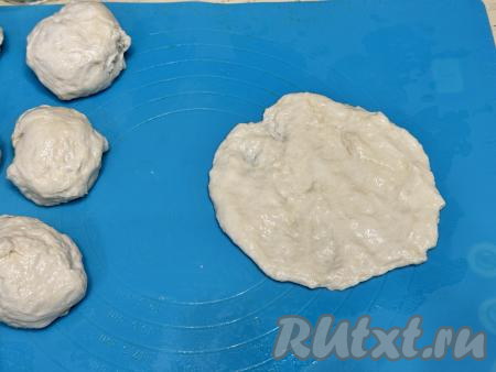 Разделить тесто на 10 равных частей. Руки немного смазать растительным маслом. Каждую часть теста скатать в шар. Затем каждую часть теста руками, смазанными маслом, растянуть в достаточно тонкий круг.  