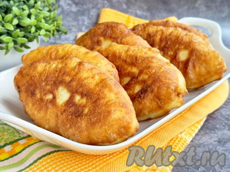 А затем нежные, воздушные, аппетитные и очень вкусные жареные пирожки с квашеной капустой подать к столу.