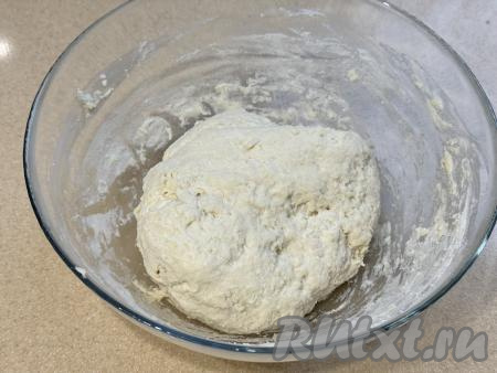 Частями добавляя оставшуюся муку и полностью вмешивая её, замесить мягкое, приятное в работе тесто для пирожков, не липнущее к рукам. Как только получили тесто нужной консистенции, значит больше муку добавлять не нужно. Поместить тесто в пакет и оставить отдыхать на кухонном столе на время, пока будем заниматься начинкой. 