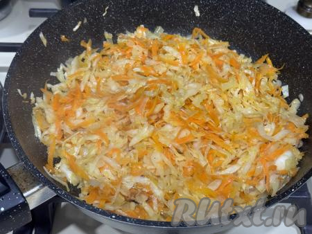 Жарить капусту минут 20-25 (до мягкости) на небольшом огне, иногда перемешивая. Если капуста не очень сочная и будет пригорать в процессе жарки, тогда можно добавить немного воды. Учитывайте, что и водянистой жареная квашеная капуста для начинки быть не должна. В процессе жарки попробовать капусту на вкус, если она кисловата, можно добавить маленькую щепотку сахара, если будет необходимость, можно немного присолить (я соль не добавляла). Готовую жареную тушёную капусту снять с огня, дать остыть и начинка для пирожков готова. 