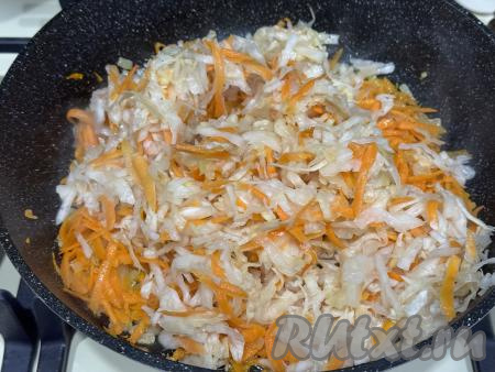 Обжарить овощи минут 5 (до мягкости морковки), периодически перемешивая, затем добавить подготовленную квашеную капусту. 
