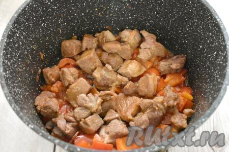 По прошествии 2 минут к овощам, протушившимся с томатной пастой, выкладываем обжаренные кусочки индейки.