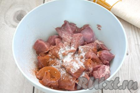 Мясо индейки моем, обсушиваем, нарезаем на средние кусочки, перекладываем в миску. Немного солим мясо, всыпаем паприку, тщательно перемешиваем, покрывая индейку специями со всех сторон.