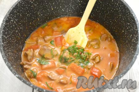 ​​​​​Готовим паприкаш из индейки 5 минут. В конце приготовления, по желанию, добавляем в блюдо мелко нарезанную зелень, доводим до кипения, убираем с огня.