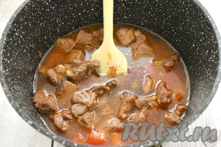 Кусочки индейки с овощами практически полностью заливаем водой, перчим по вкусу, досаливаем по вкусу. Доводим соус до кипения. После закипания воды убавляем огонь, накрываем сковороду (или казан) крышкой, тушим индейку 15 минут.