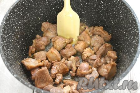 В глубокой сковороде (или в казане) разогреваем растительное масло, затем выкладываем кусочки индейки. Обжариваем мясо на достаточно сильном огне, иногда перемешивая, в течение 7-9 минут. Кусочки индейки снаружи покроются лёгкой корочкой, но внутри ещё будут сыроватыми. Обжаренную индейку выкладываем пока на тарелку.