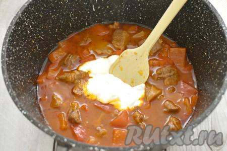 В отдельной ёмкости смешиваем сметану с мукой так, чтобы не было комочков. Добавляем смесь из сметаны и муки к тушёной индейке, перемешиваем, даём томатно-сметанному закипеть, уменьшаем огонь.