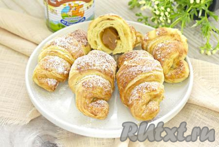 Аппетитные круассаны со сгущёнкой, слегка хрустящие снаружи и мягкие внутри, станут приятным дополнением к чашечке чая или кофе.