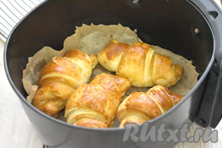 Включаем аэрогриль на 160 градусов, время выставляем на 20 минут. Чтобы выпечка равномерно пропеклась в аэрогриле, через 10 минут круассаны нужно перевернуть и поставить опять запекаться. Ещё через 8 минут круассаны опять перевернуть. Я готовила в аэрогриле с мощностью 1400 Ватт, круассаны хорошо пропеклись. Поскольку аэрогрили у всех разные, время может быть уменьшено на 5 минут, ориентируйтесь на свою технику и периодически проверяйте на готовность. Готовность круассанов определяется на глаз, как только они хорошо подрумянились с двух сторон, значит они готовы.