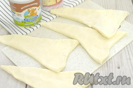 Углы треугольных заголовок у основания теста немного разводим в стороны, как на фото.