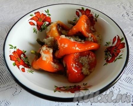 Залить болгарские перчики чесночным соусом, накрыть крышкой и оставить на 20 минут.