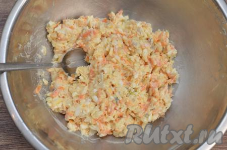 Сюда же добавить майонез, перемешать салат из варёного минтая, моркови, яиц и лука. Если нужно, досолить.