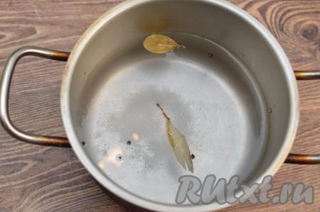 Влить в кастрюлю 1 литр воды, добавить горошины чёрного перца, лавровые листья, всыпать соль и сахар, поставить на сильный огонь, довести до кипения. После закипания воды выложить в кастрюлю кусочки минтая, довести до кипения, уменьшить огонь, варить рыбу 15 минут. Вкусы у всех разные, поэтому в процессе варки попробуйте рассол, в котором готовится рыба, на вкус, регулируя, если необходимо, количество соли.