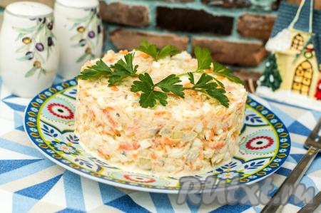 А затем достать тарелку с салатом из холодильника, аккуратно снять кольцо. Украсить по своему вкусу (я просто выложила сверху веточки петрушки) и подать к столу. Аппетитный, очень вкусный, достаточно сытный салат, приготовленный с варёным минтаем и морковью, отлично разнообразит ваше меню!