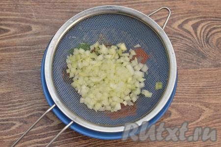 Лук очистить, нарезать мелко, выложить в сито, тщательно обдать кипятком, оставить на несколько минут в сите, чтобы стекла лишняя вода. Благодаря кипятку, лук не будет горчить в салате.