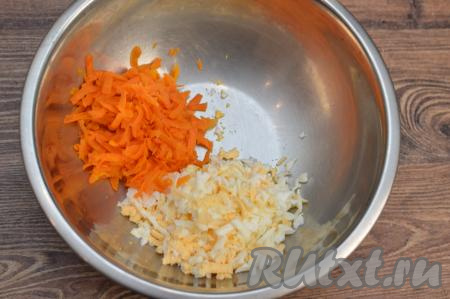 В эту же миску добавить варёную морковку, натёртую на крупной тёрке.