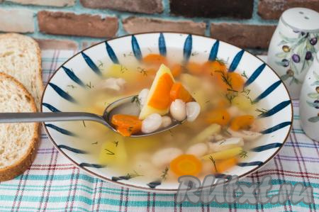 Я достаточно часто в холодное время готовлю суп из белой сухой фасоли с курицей для себя и своих близких и он всегда радует своим гармоничным вкусом!