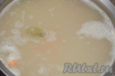 В процессе варки фасоли в кастрюле обычно значительно уменьшается количество бульона, поэтому нужно влить воду в кастрюлю до нужного объёма (обычно я добавляю от 800 миллилитров до 1 литра воды). Добавить лавровый лист, посолить по вкусу, довести фасолевый суп с курицей до кипения, уменьшить огонь до минимума, варить минут 20 (до мягкости картошки и моркови).