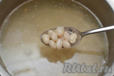 Варить до готовности фасоли (она должна стать достаточно мягкой, но не разваренной), прикрыв кастрюлю крышкой. Солить на этом этапе бульон не нужно. Продолжительность варки, в зависимости от сорта фасоли, может быть от 40 минут до 1,5 часов. У меня фасоль стала полностью готова по прошествии 45 минут с момента закипания.