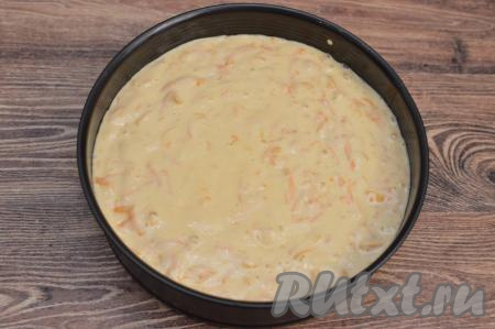 Дно разъёмной формы для выпечки (я взяла форму диаметром 23 сантиметра) застелить пергаментом. Смазать бока формы и пергамент растительным маслом. Вылить в форму бисквитное тесто, разровнять.