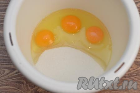 Пока сода гасится в кефире, сразу начинаем взбивать яйца. Для этого в чашу для взбивания нужно вбить сырые яйца, всыпать сахар.