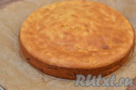 Готовый пирог вынуть из духовки, дать 5 минут ему постоять в форме. Затем вынуть шарлотку из формы, переложить на решётку и дать остыть.