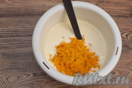 Добавить тыкву в чашу со взбитыми яйцами и кефиром. Аккуратно перемешать, равномерно распределяя тыкву по яично-кефирной смеси.