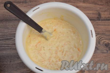 Частями продолжать добавлять оставшуюся муку, каждый раз полностью вмешивая её и обязательно учитывая, что итоговое тесто для шарлотки с тыквой, замешанное на кефире, должно быть однородным, напоминающим сметану средней густоты. Как только добились такой консистенции теста, значит больше муку не добавляйте. Хочу заметить, что количество муки, которое придётся добавить в тесто, может незначительно отличаться от указанного в ингредиентах, ведь на консистенцию теста может влиять жирность кефира, размер яиц, влажность тыквы. Поэтому нужно ориентироваться именно на густоту теста, а не на количество муки.