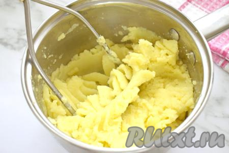После того как картошка сварится до готовности, выливаем воду, в которой она готовилась. Разминаем картофель толкушкой до получения однородного картофельного пюре. 