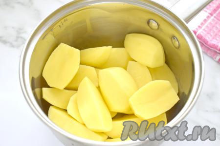 Пока тесто поднимается, можно заняться начинкой для осетинского пирога. Для этого очищаем картошку, крупные клубни режем на части. Складываем картошины в кастрюлю, заливаем полностью водой и ставим на сильный огонь. После закипания подсаливаем воду и отвариваем картошку до готовности (ориентировочно в течение 20-25 минут, полностью готовый картофель будет легко прокалываться вилкой). 