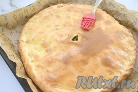 Отправляем пирог в разогретую до 180 градусов духовку, выпекаем минут 35 (до подрумянивания дрожжевого теста). Готовый осетинский пирог достаём из духовки, смазываем растопленным сливочным маслом, даём немного остыть и можно подавать к столу.