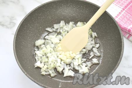 В то время как варится картошка, займёмся обжариванием грибов с луком. Для этого пирога я взяла шампиньоны, их достаточно просто промыть водой. Можно использовать и предварительно перебранные и отваренные в течение 25-30 минут с момента закипания лесные грибы. В сковороде прогреваем растительное масло, выкладываем очищенную и мелко нарезанную луковицу, обжариваем её в течение 3-4 минут (до прозрачности), иногда перемешивая, на среднем огне.