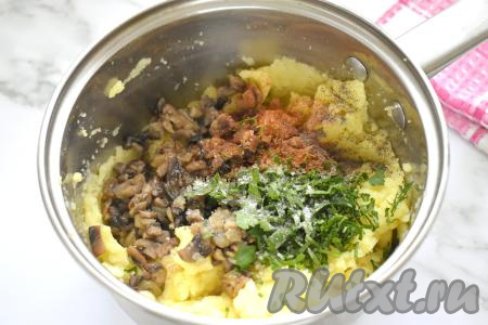 В картофельное пюре добавляем жареные грибы с луком. Зелень, если будете добавлять, моем, обсушиваем, нарезаем мелко, выкладываем к пюре с грибами. Всыпаем специи по вкусу (я добавила паприку и чёрный молотый перец), перемешиваем. Пробуем картофельно-грибную массу на вкус, если нужно, досаливаем и начинка для осетинского пирога готова, даём ей остыть.