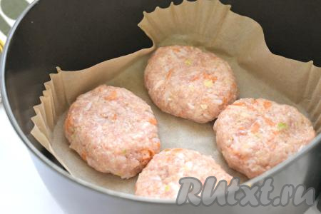 Дно чаши аэрогриля застилаем пергаментом. Выкладываем ленивые голубцы в чашу. У меня поместились 4 штуки. Оставшиеся 4 ленивых голубца можно заморозить или приготовить после первых четырёх.