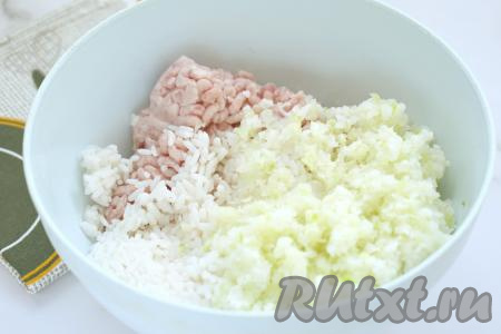 Для этого блюда можно взять фарш из любого мяса (я для получения фарша пропустила через мясорубку кусочки свинины и говядины). В глубокую миску выкладываем мясной фарш, добавляем остывший варёный рис и подготовленную капусту.