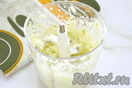 Пока рис остывает, займёмся остальными ингредиентами для приготовления ленивых голубцов. Свежую белокочанную капусту нарезаем на кусочки и измельчаем с помощью измельчителя (или пропустив через мясорубку).